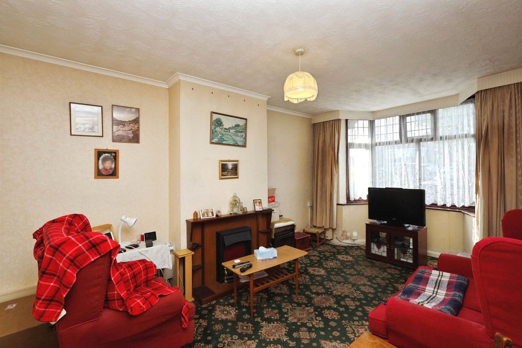 Property photo 3 of 17 Lounge