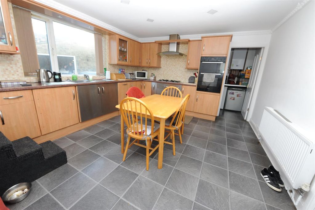 Property photo 2 of 27