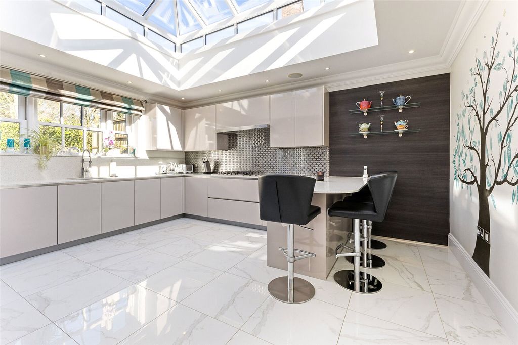 Property photo 2 of 15 Kitchen/Breakfast