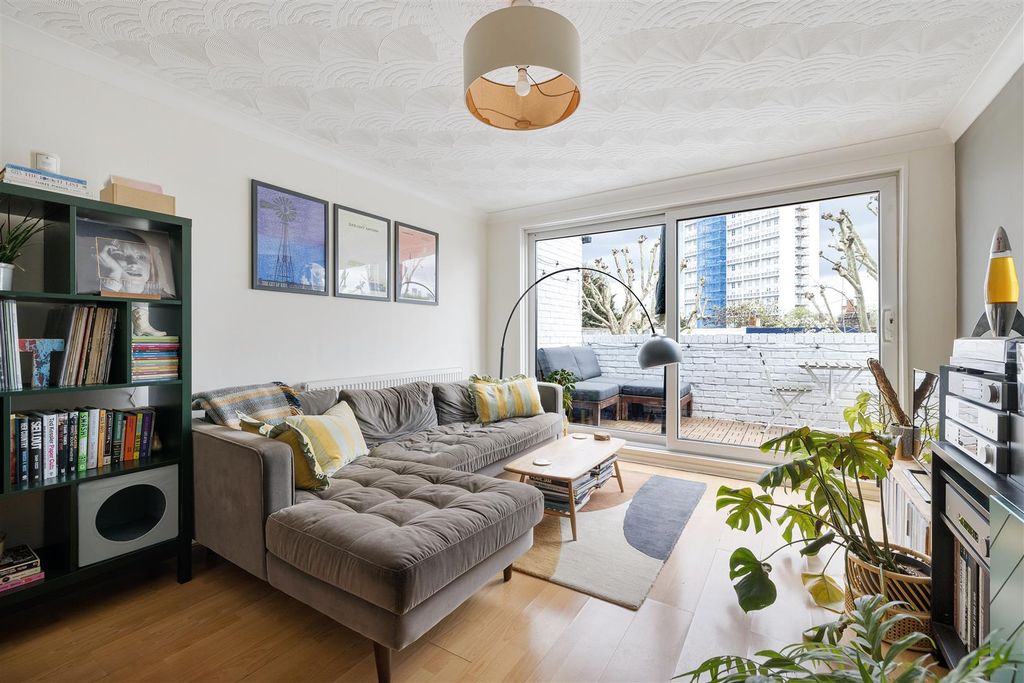 Property photo 1 of 22 Fairfoot Road, E3