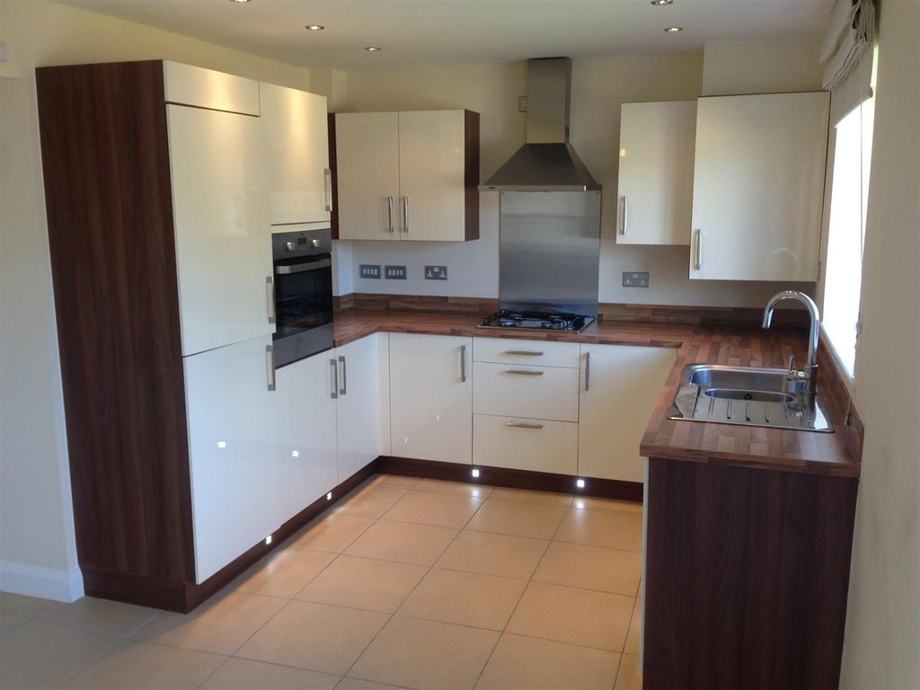 Property photo 2 of 10 Dining Kitchen