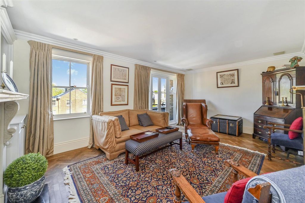 Property photo 2 of 20 8-2-Observatory-Gardens - 1.Jpg