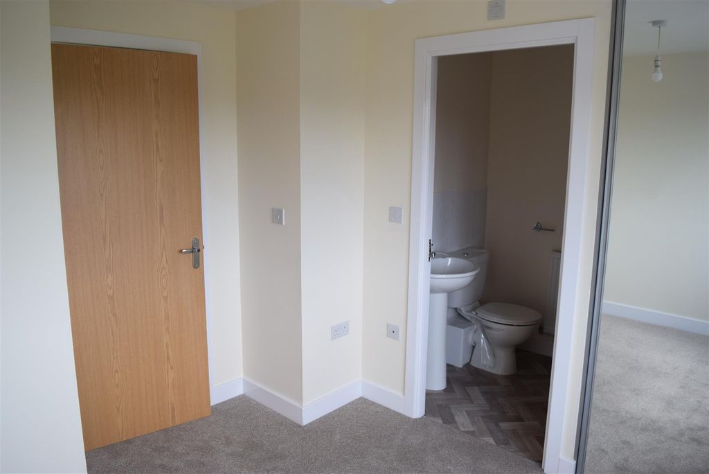 Property photo 2 of 16 Hallway