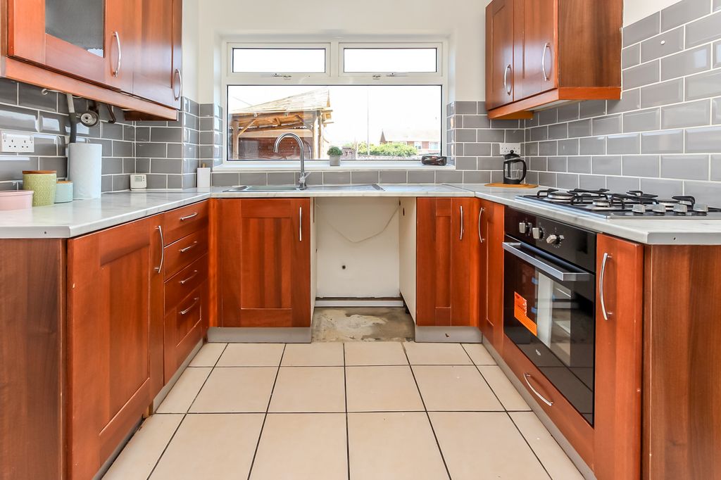 Property photo 3 of 14 Kitchen