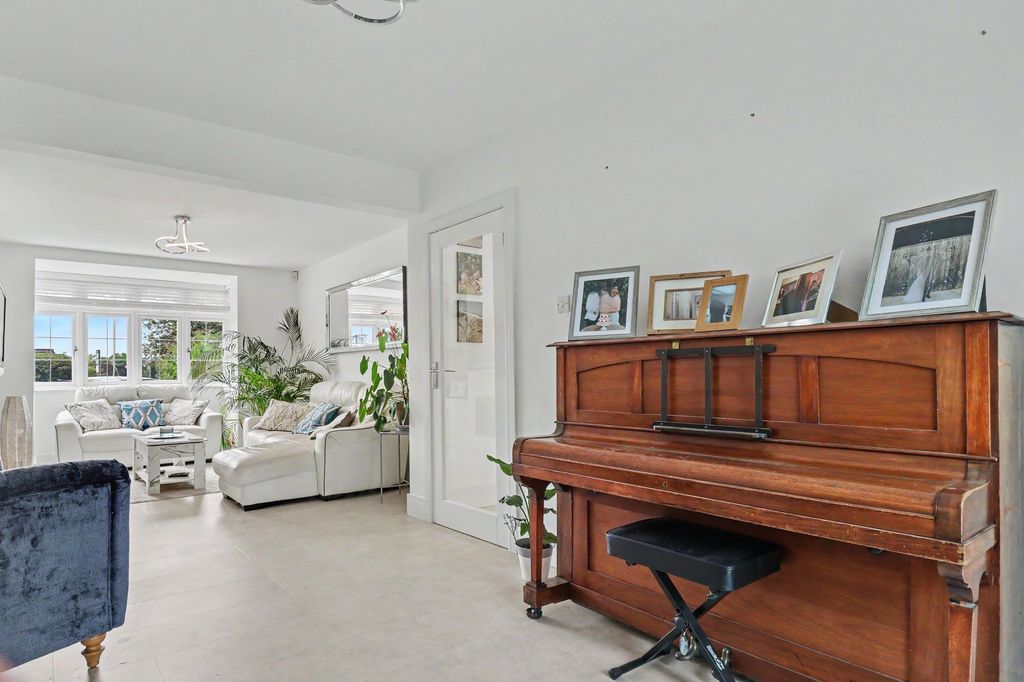 Property photo 3 of 28