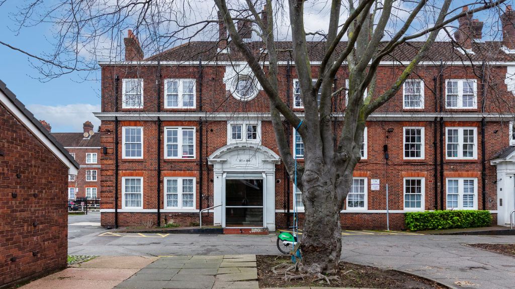 Property photo 1 of 10 95 Cleverly Estate, Wormholt Road, Shepherds Bush, London, W12 0Lz