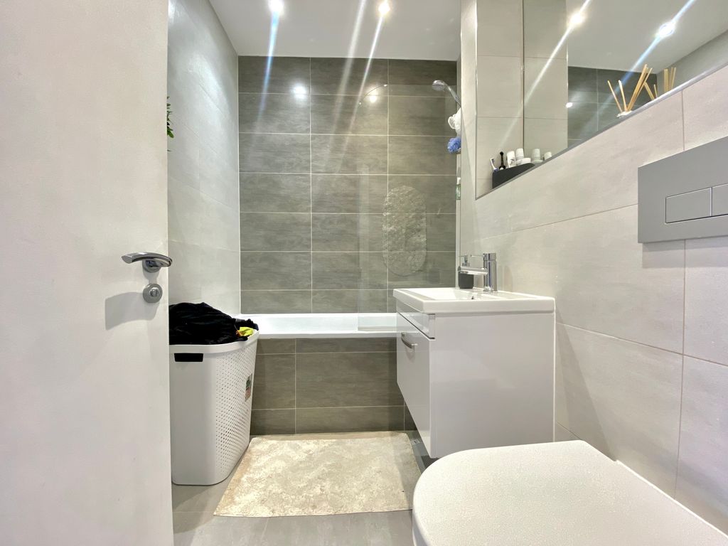 Property photo 3 of 7 Bathroom