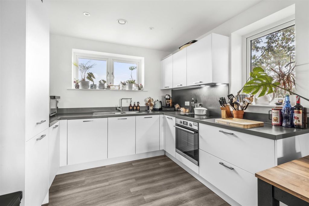 Property photo 3 of 15 28 Newland Gate, Lilys Walk, Hp11 2Fz-1.Jpg