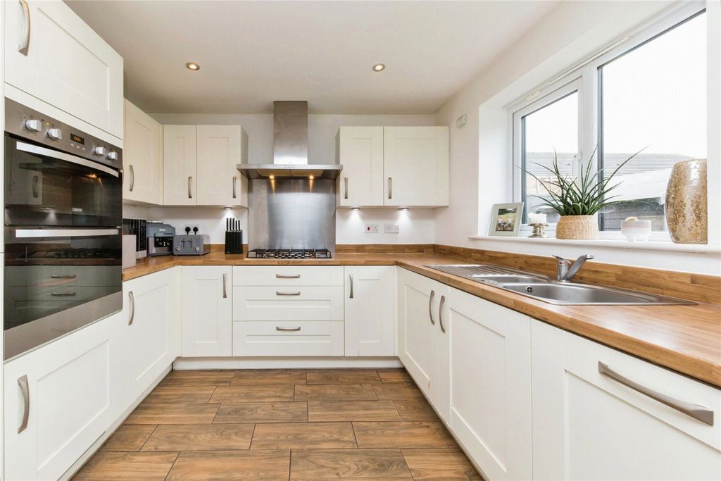 Property photo 2 of 14 Kitchen