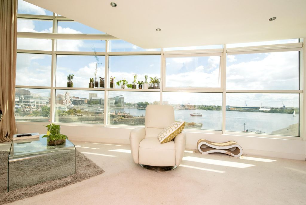 Property photo 3 of 17 Lounge