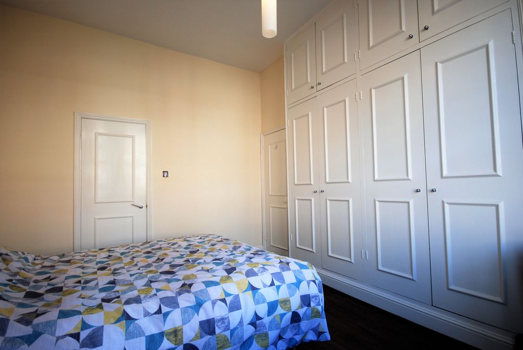 Property photo 3 of 11 Bed 1(2)