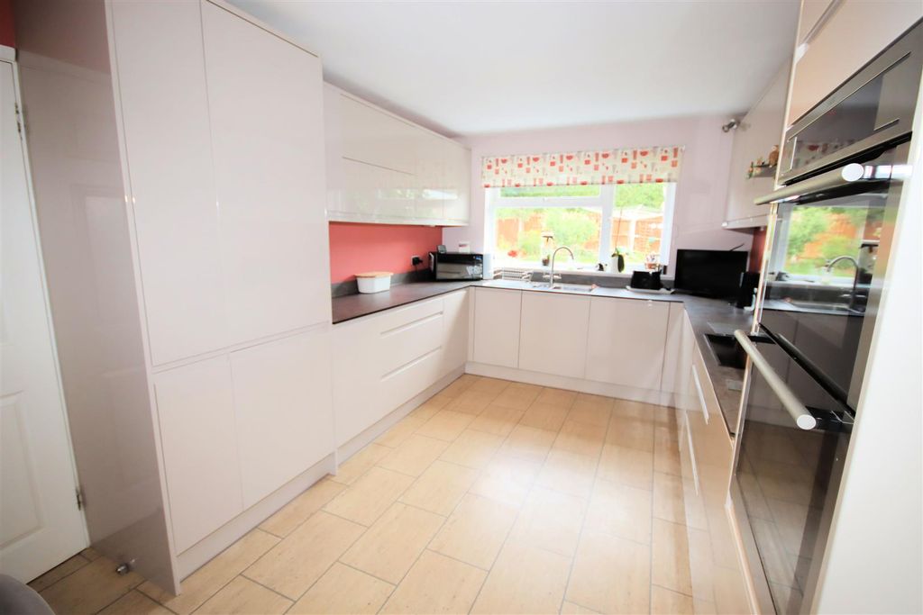 Property photo 2 of 21 Fitted Kitchen/Breakfast Room