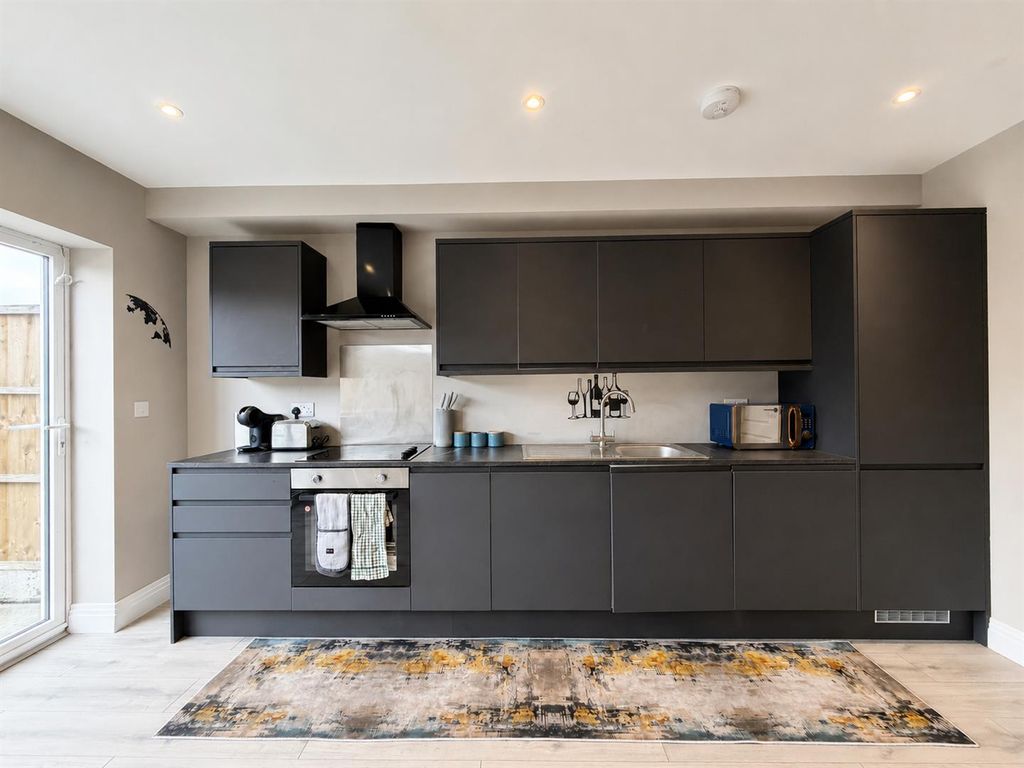 Property photo 1 of 11 Kitchen