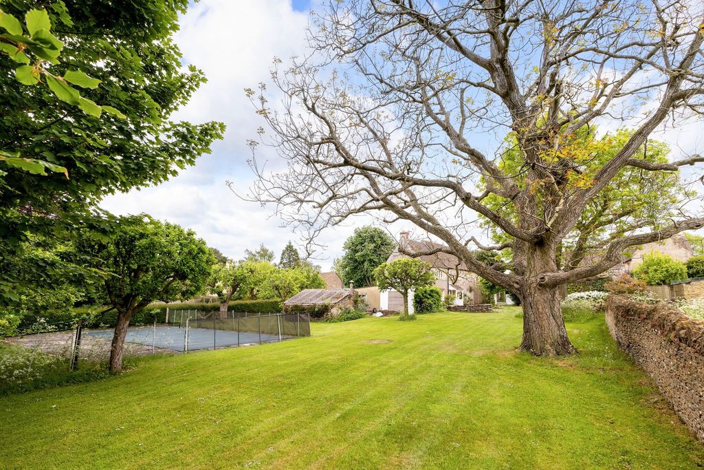 Property photo 2 of 20 24 Garden Tennis Court