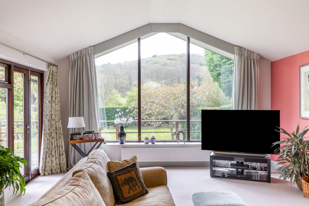 Property photo 2 of 31