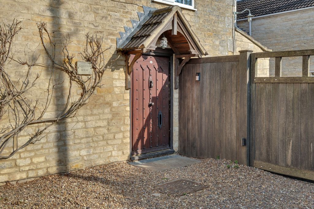 Property photo 2 of 26