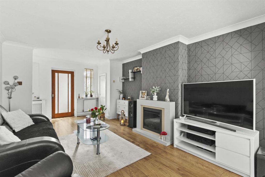 Property photo 3 of 15 Chiltern Avenue-10.Jpg