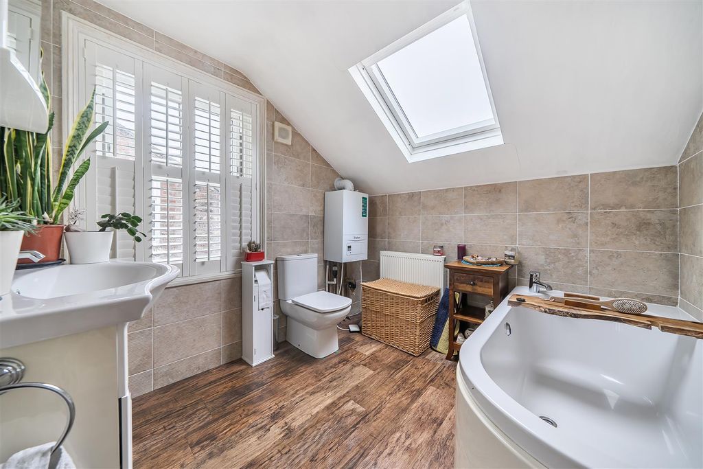 Property photo 3 of 10 Bathroom