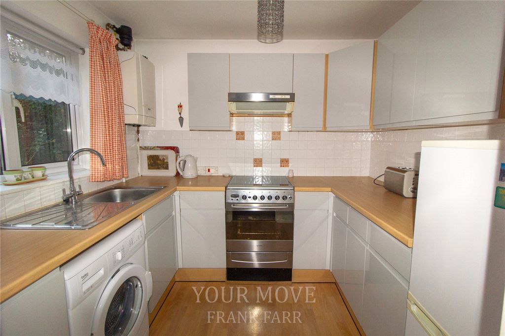 Property photo 3 of 8 Kitchen