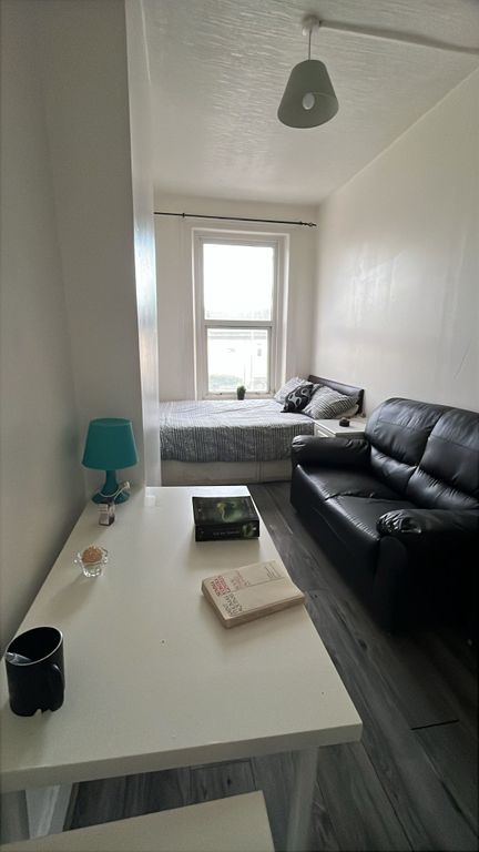 Property photo 1 of 10 Room 2- £823 Available Now