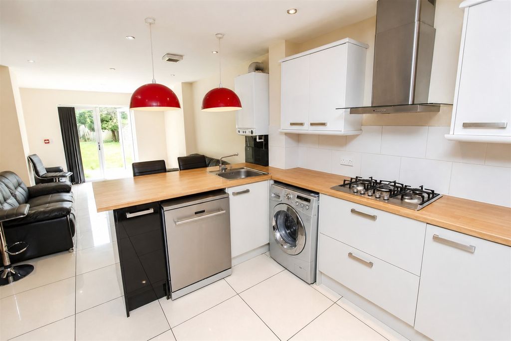 Property photo 3 of 11 Approach