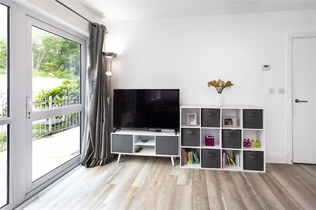 Additional image 4 of 2 bed flat for saleLitho House, Caxton Close, Edenbridge TN8