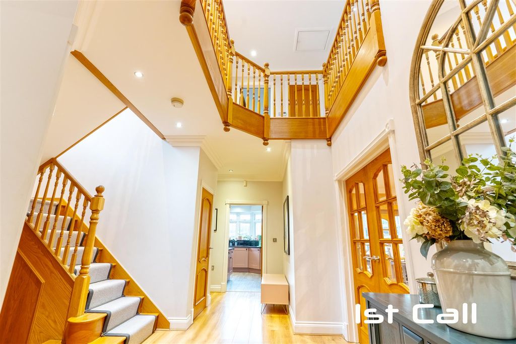 Property photo 2 of 29 Large Entrance Hall