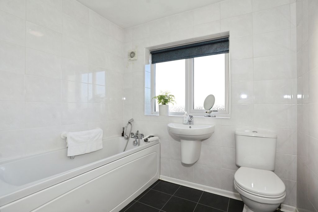 Property photo 3 of 20 Family Bathroom