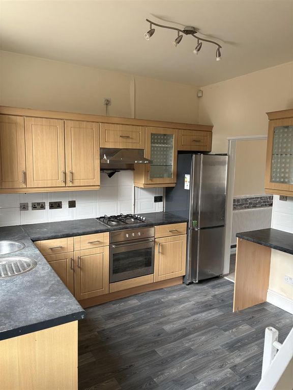 Property photo 3 of 7 Kitchen