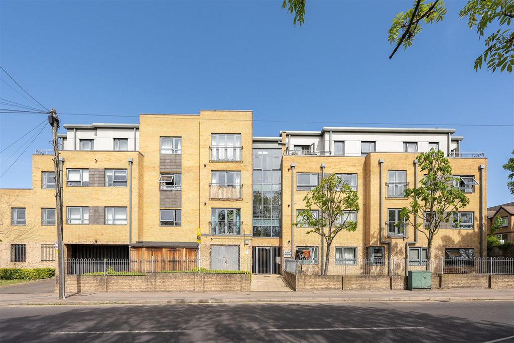 Property photo 1 of 20 Kings Head Hill, E4