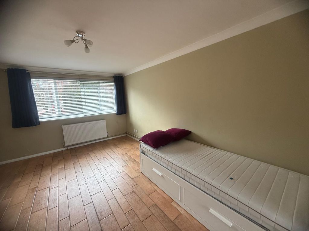 Property photo 2 of 8 Bedroom