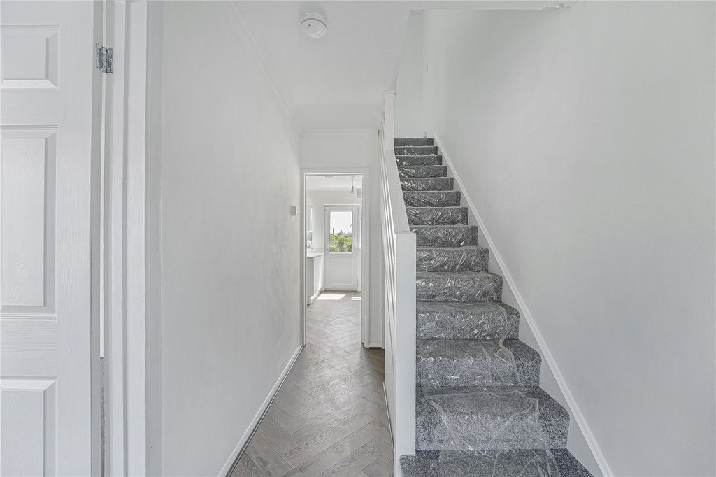 Property photo 3 of 21 Entrance Hall
