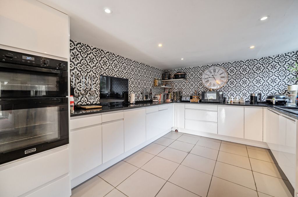 Property photo 2 of 15 1363707-5-68E4Dec...