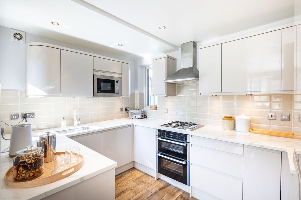 Property photo 3 of 34