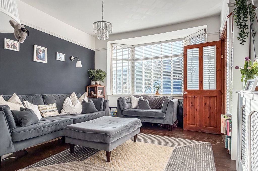 Property photo 3 of 17 Lounge