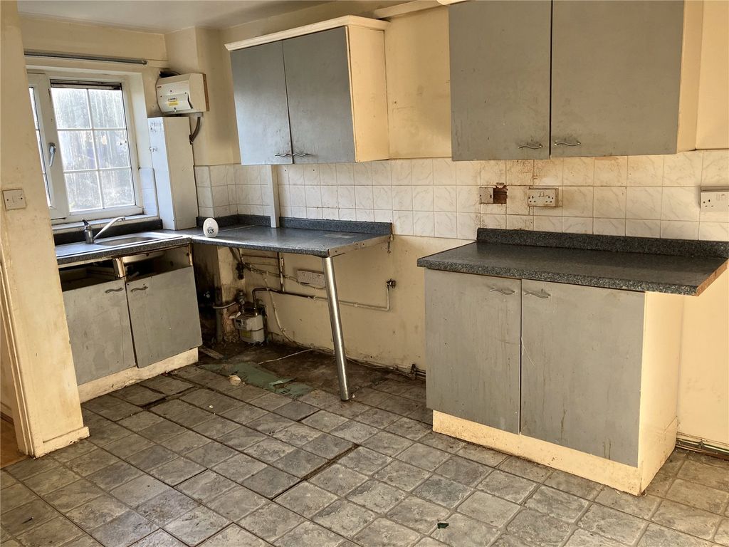 Property photo 3 of 9 Kitchen