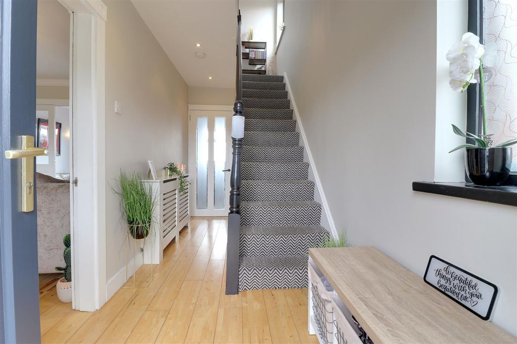 Property photo 2 of 20 Entrance Hall