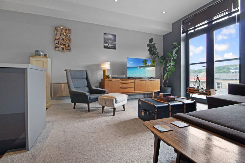 Property photo 2 of 14 Lounge