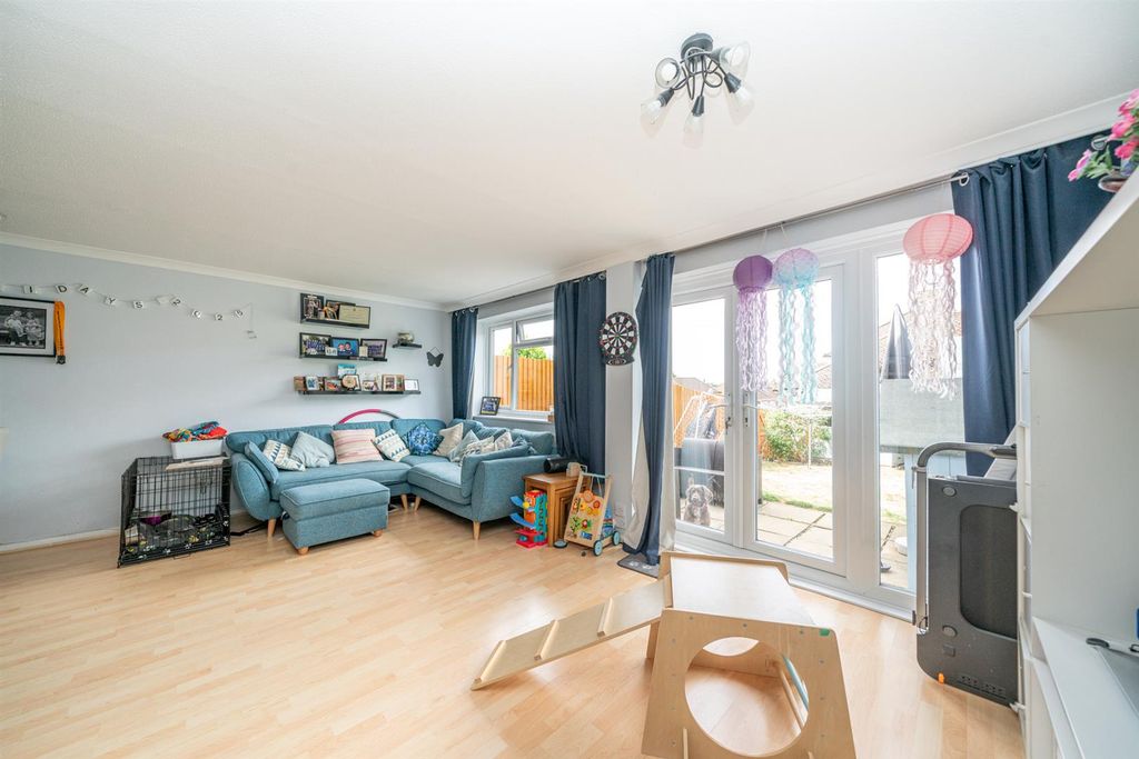 Property photo 3 of 14 20-Charlesworth-Close-0399.Jpg