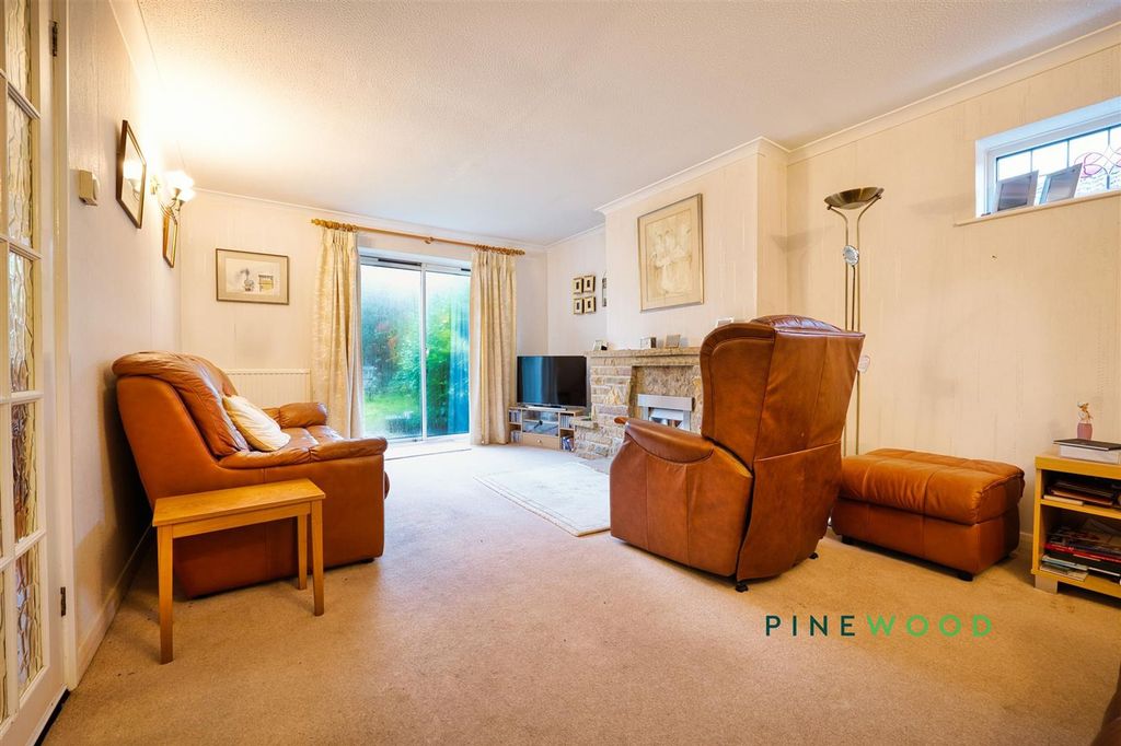 Property photo 3 of 23 Lounge