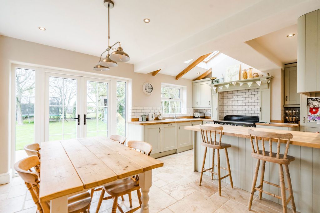 Property photo 2 of 32