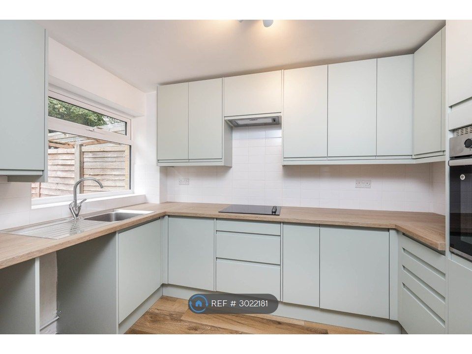 Property photo 2 of 12 Mpdern Fitted Kitchen