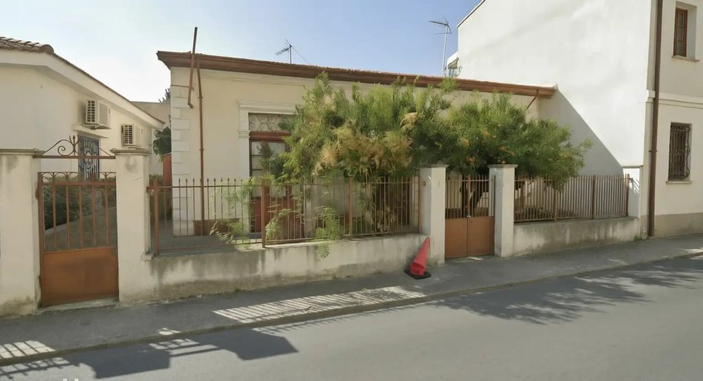 Property photo 1 of 2