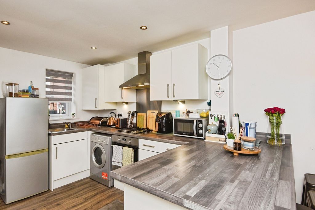 Property photo 2 of 17 Kitchen