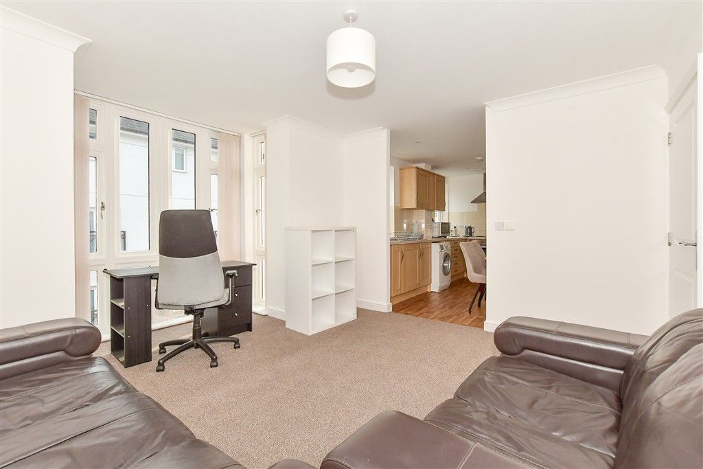 Property photo 3 of 7 Lounge