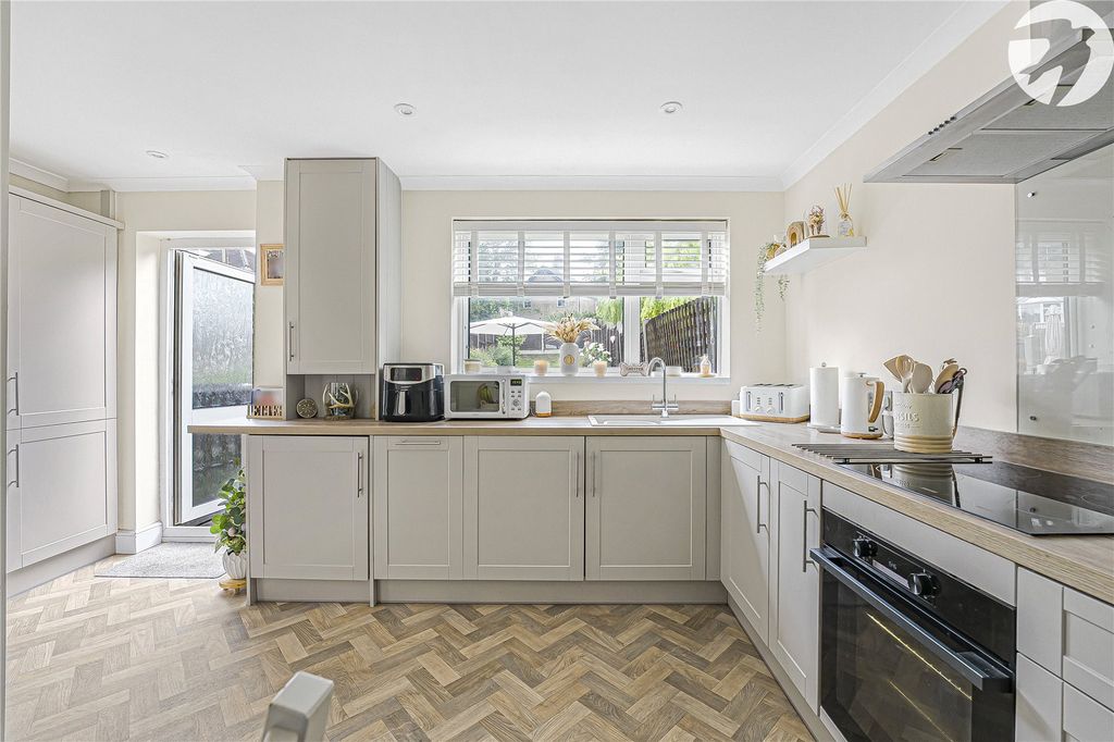 Property photo 3 of 28 Kitchen/Dining