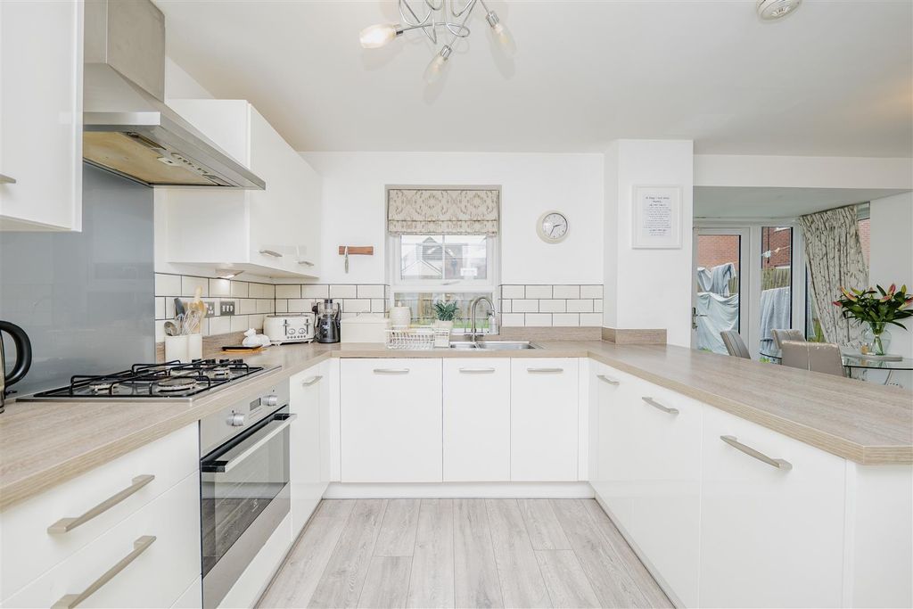 Property photo 3 of 36 Kitchen/Diner