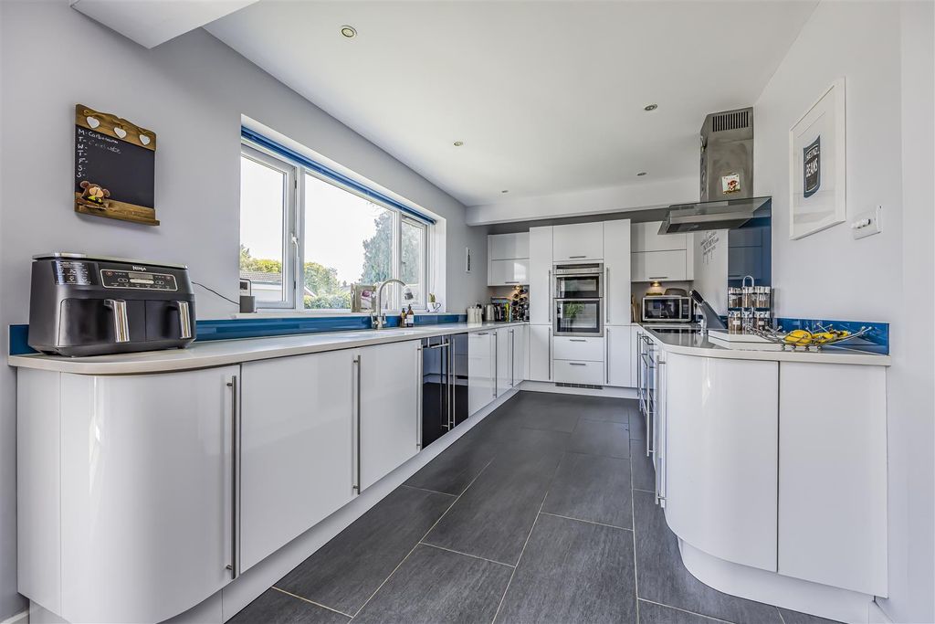 Property photo 2 of 25 90 Horndean Road, Emsworth-Porticomarketing-Nexa-3