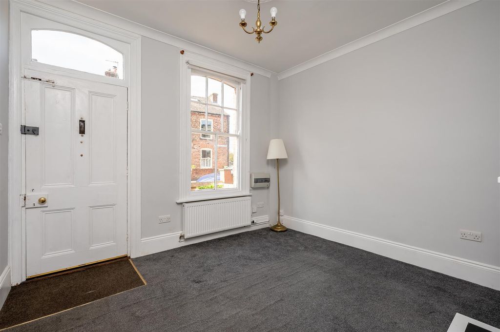 Property photo 3 of 14 Lounge