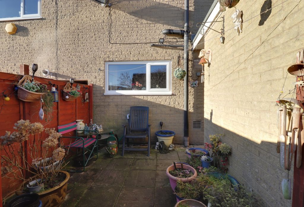 Property photo 3 of 25 Front Garden 2